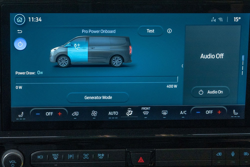 Ford E-Tourneo Customin kojelaudan näytöllä näkyy Pro Power Onboard -järjestelmä, joka hallitsee virransyöttöä.