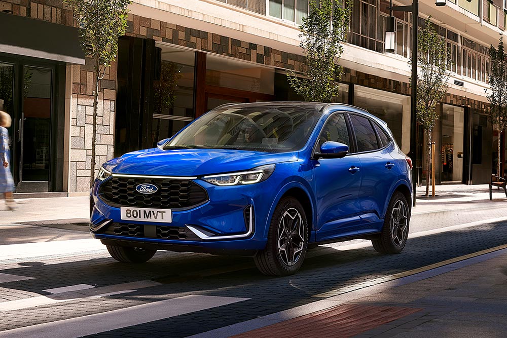 Desert Island Blue -värinen Ford Kuga ST-Line -auto pysäköitynä asuinalueelle.  
