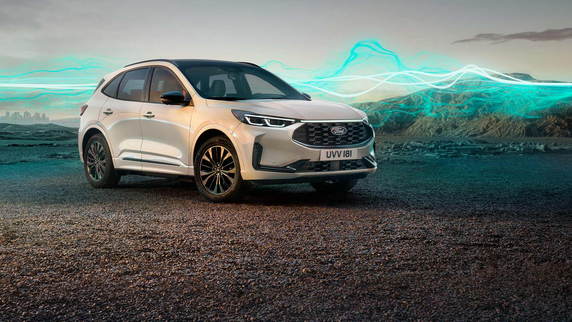 Valkoinen Ford Kuga Sound Edition -malli pysäköitynä, taustalla vihreät ääniaaltografiikat.