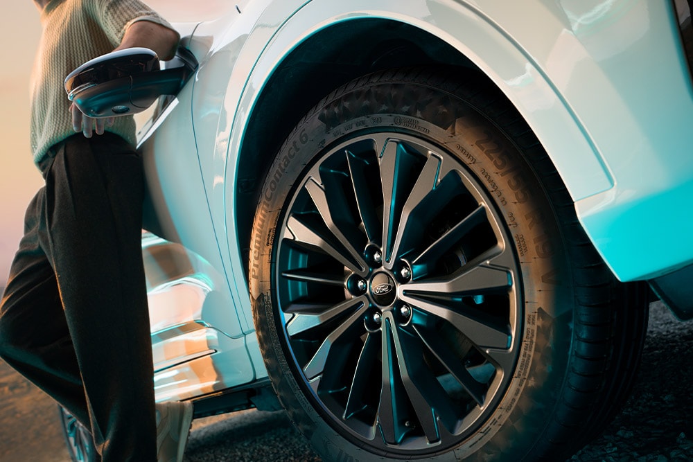 Lähikuva Ford Kuga Sound Editionin 19-tuumaisesta harmaasta kevytmetallivanteesta.