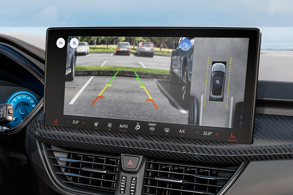 Lähikuva Ford Kugan sisätiloista keskityttynä ajoneuvon kojelaudan 360°-kameraan.