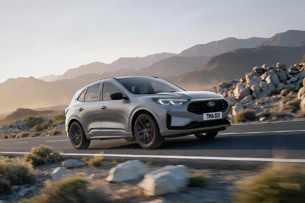 Hopeanvärinen Ford Kuga kivisessä vuoristomaisemassa.
