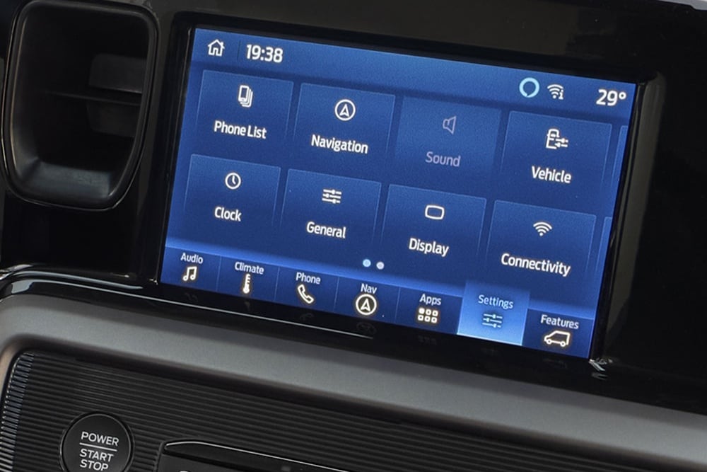 Ford Tourneo Courierin tietoviihdenäyttö, jossa näkyy valikkovaihtoehtoja, kuten Puhelinluettelo, Navigointi, Ääni, Ajoneuvo ja Yhteydet.