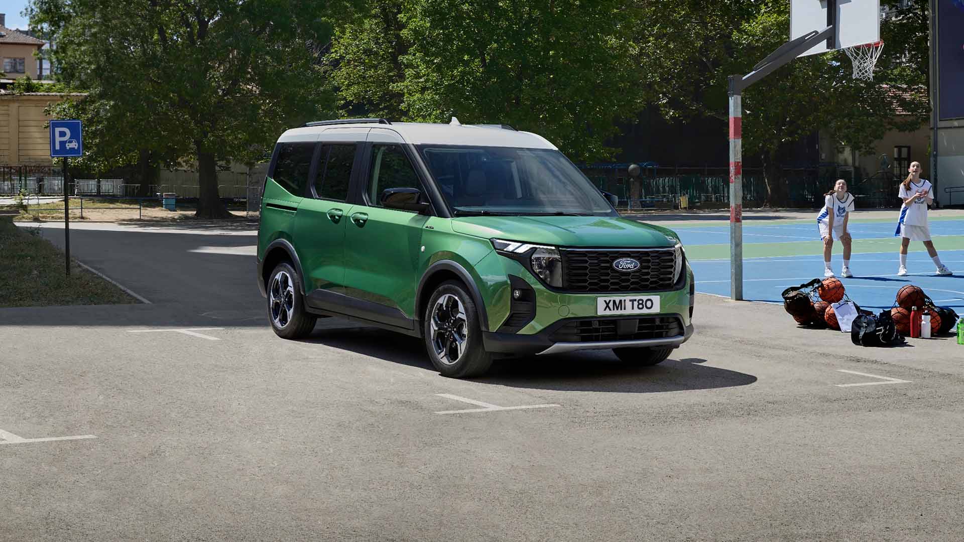 Cactus Grey -värinen Ford Tourneo Courier edestä viistosti kuvattuna.