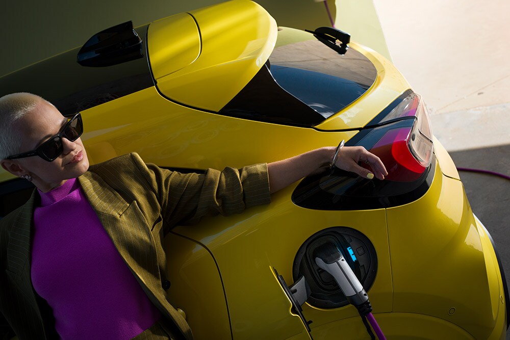 Lähikuva kodin latausasemaan kytketyn sähköisen Ford Puma Gen-E:n® takaosasta.