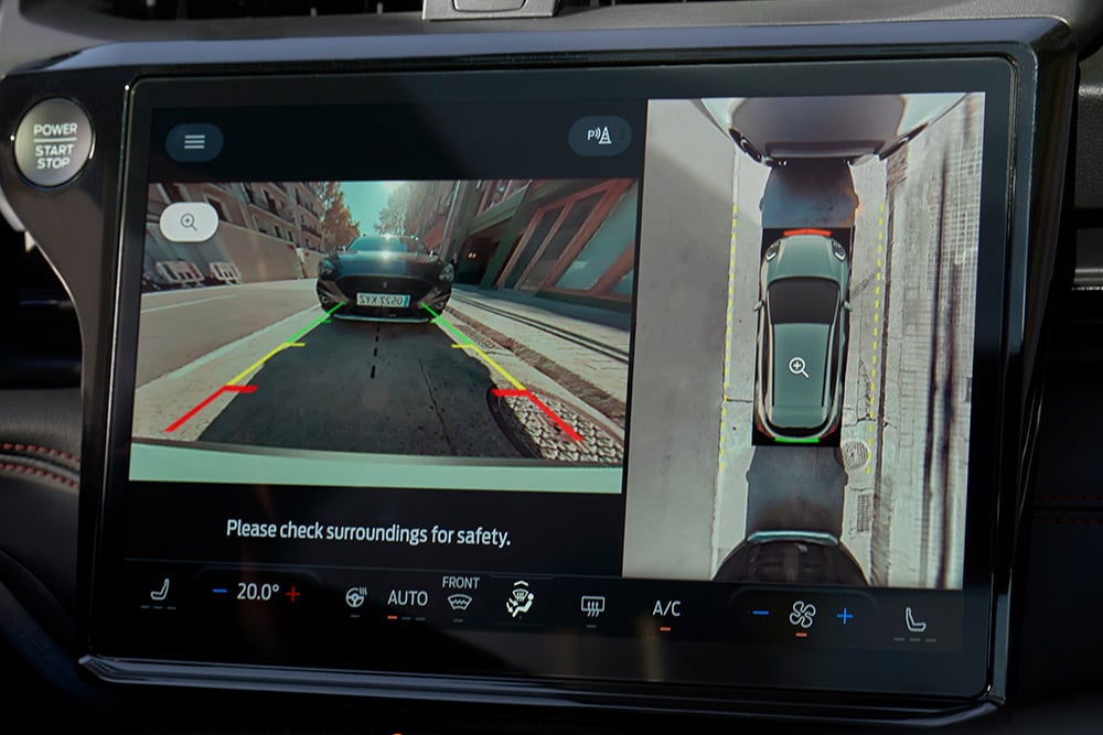 Lähikuva 360 asteen kamerasta, jossa näkyy uuden sähköisen Ford Puma Gen-E:n® pysäköintiavustimet.
