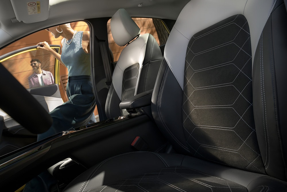 Lähikuva sähköisen Ford Puma Gen-E:n® mustista ja harmaista ergonomisista istuimista.