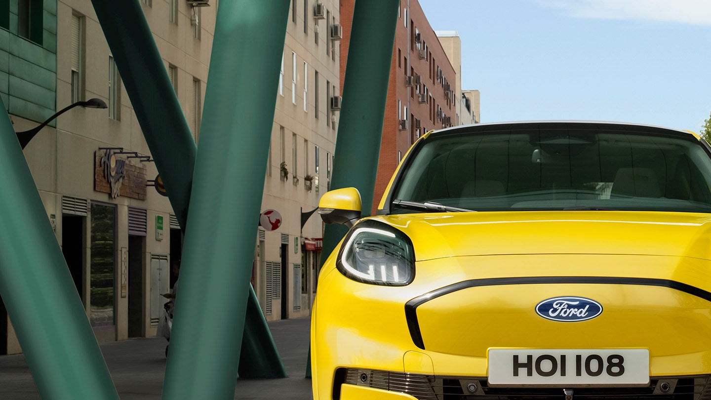 Lähikuva keltaisen uuden Ford Puma Gen-E:n® keulasta.
