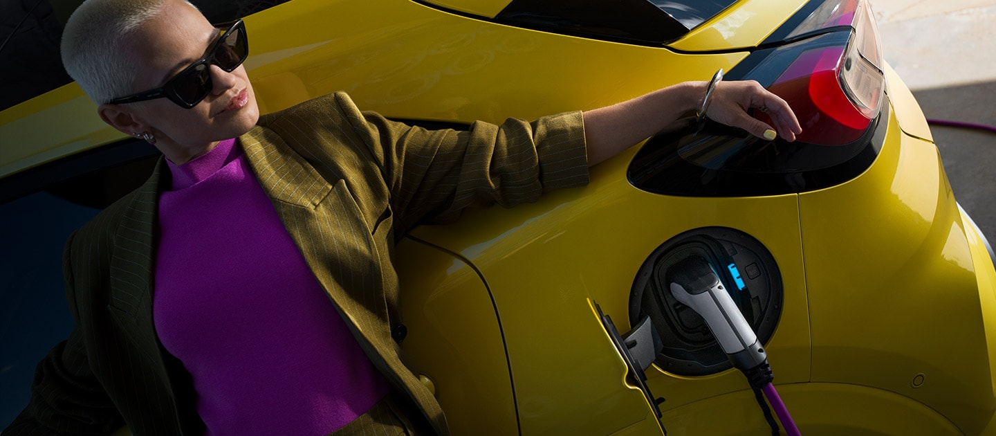Lähikuva kodin latausasemaan kytketyn sähköisen Ford Puma Gen-E:n® takaosasta.