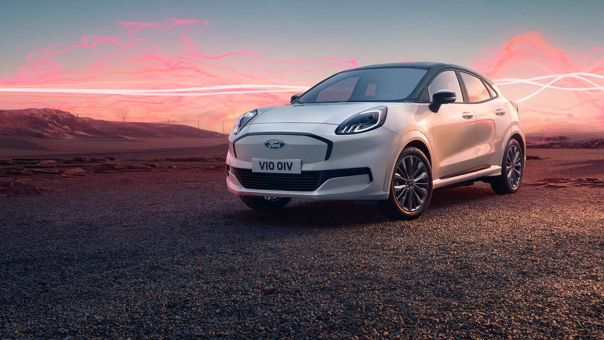Valkoinen Ford Puma Gen-E Sound Edition -malli pysäköitynä, taustalla punaiset ääniaaltografiikat.
