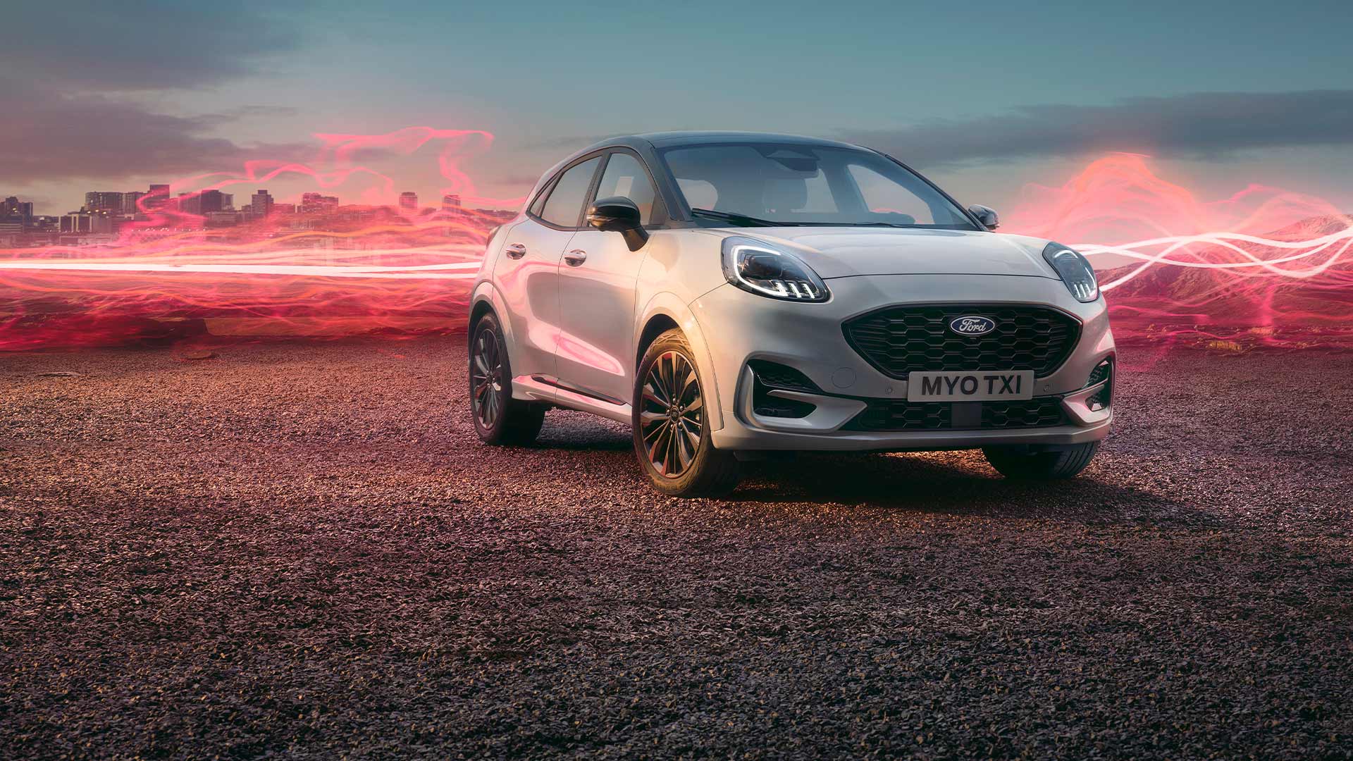 Valkoinen Ford Puma Sound Edition -malli pysäköitynä, taustalla punaiset ääniaaltografiikat.