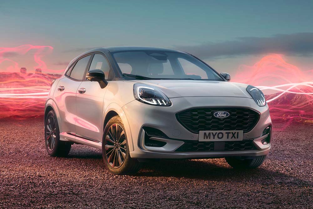 Valkoinen Ford Puma Sound Edition -malli pysäköitynä, taustalla punaiset ääniaaltografiikat.