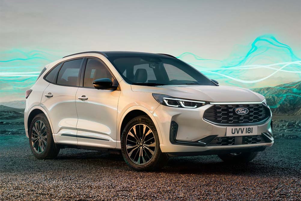 Valkoinen Ford Kuga Sound Edition -malli pysäköitynä, taustalla vihreät ääniaaltografiikat.