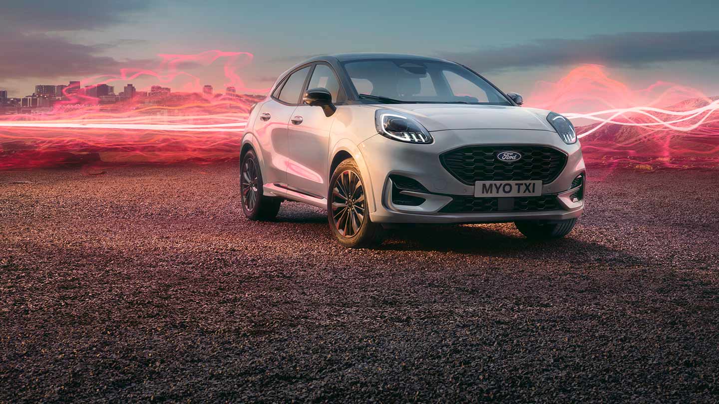Valkoinen Ford Puma Sound Edition -malli pysäköitynä, taustalla punaiset ääniaaltografiikat.