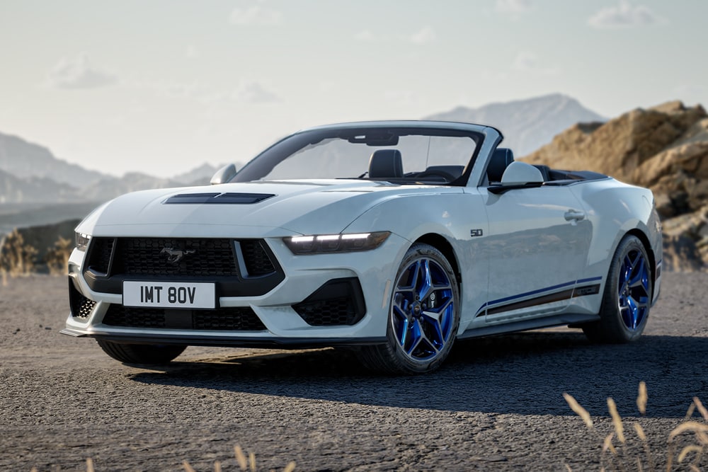Ford Mustang GT Convertible California Special Oxford White ulkovärillä