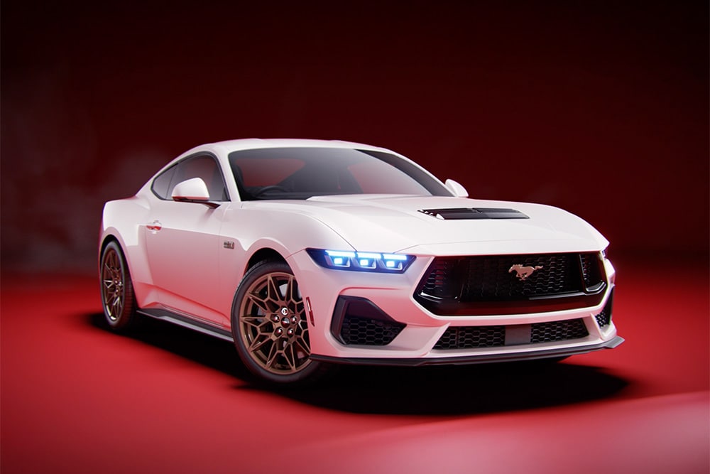 Ford Mustang GT Fastback Bronze Packilla ja Oxford White ulkovärillä kuvattu studiossa punaisella taustalla