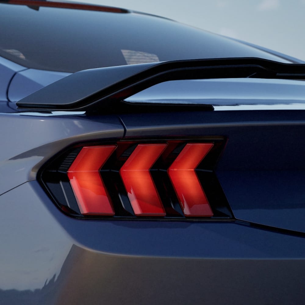 Lähikuva Ford Mustang Dark Horse Fastback -mallin takavalosta. Ulkovärinä Blue Ember.