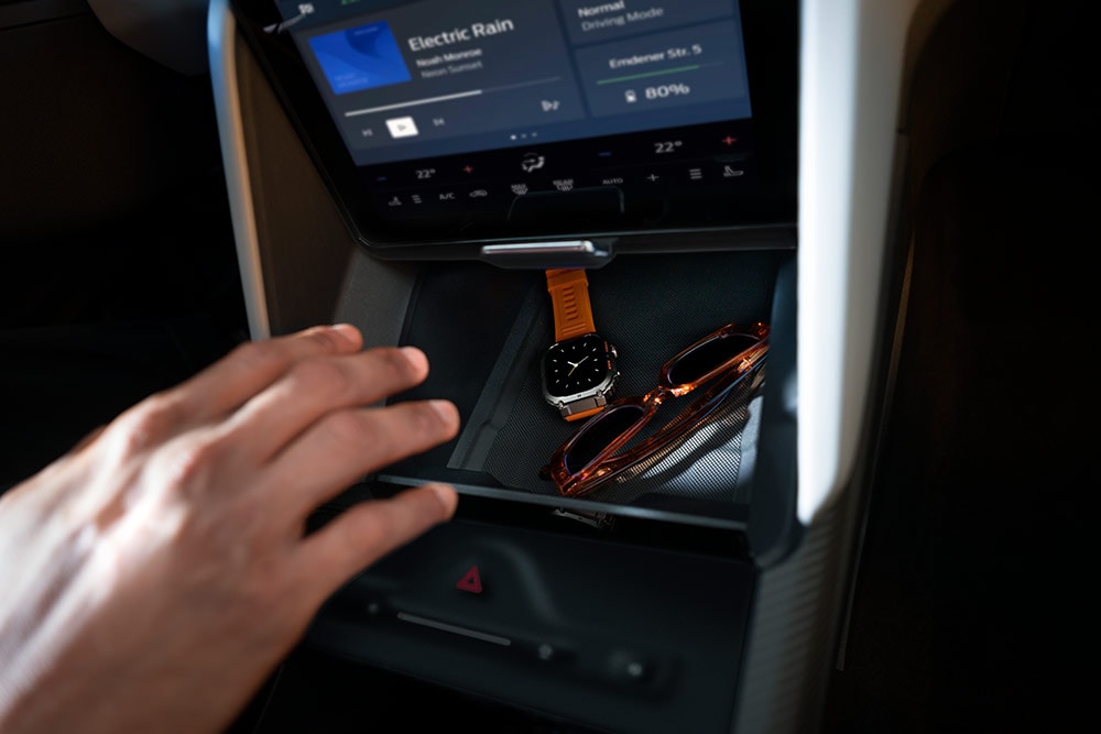 Ford Caprin® My Private Locker, jossa kello ja aurinkolasit.