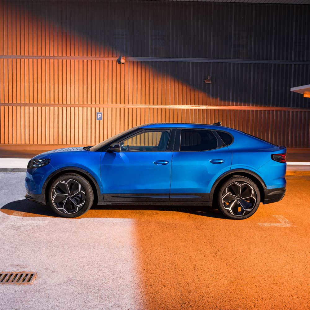 Sininen Ford Capri sivulta kuvattuna. Oikeassa yläkulmassa näkyy 5 tähden 2024 Euro NCAP -turvallisuusluokitus.