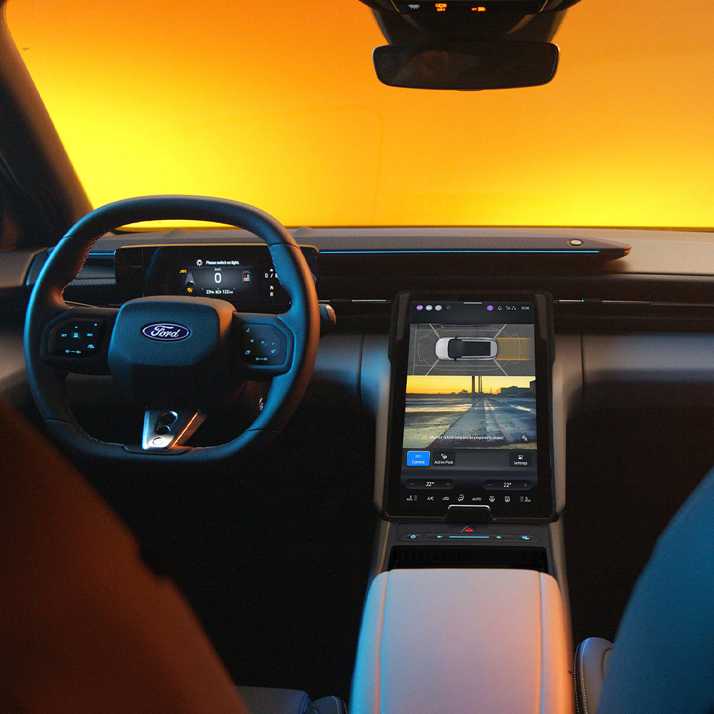 Ford Caprin® -kosketusnäyttö, joka näyttää 360° pysäköintikamerajärjestelmän ja pysäköintiapua koskevat ohjeet.