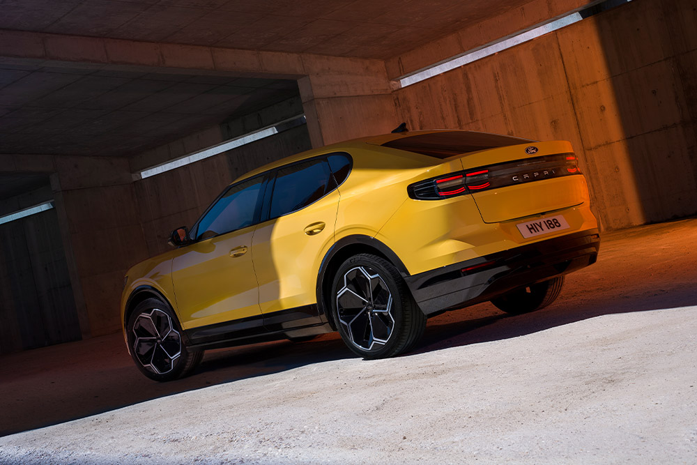Uusi Ford Capri® sivusta ja takaa, kuvassa näkyvät tyylikkäät metalliseosvanteet.