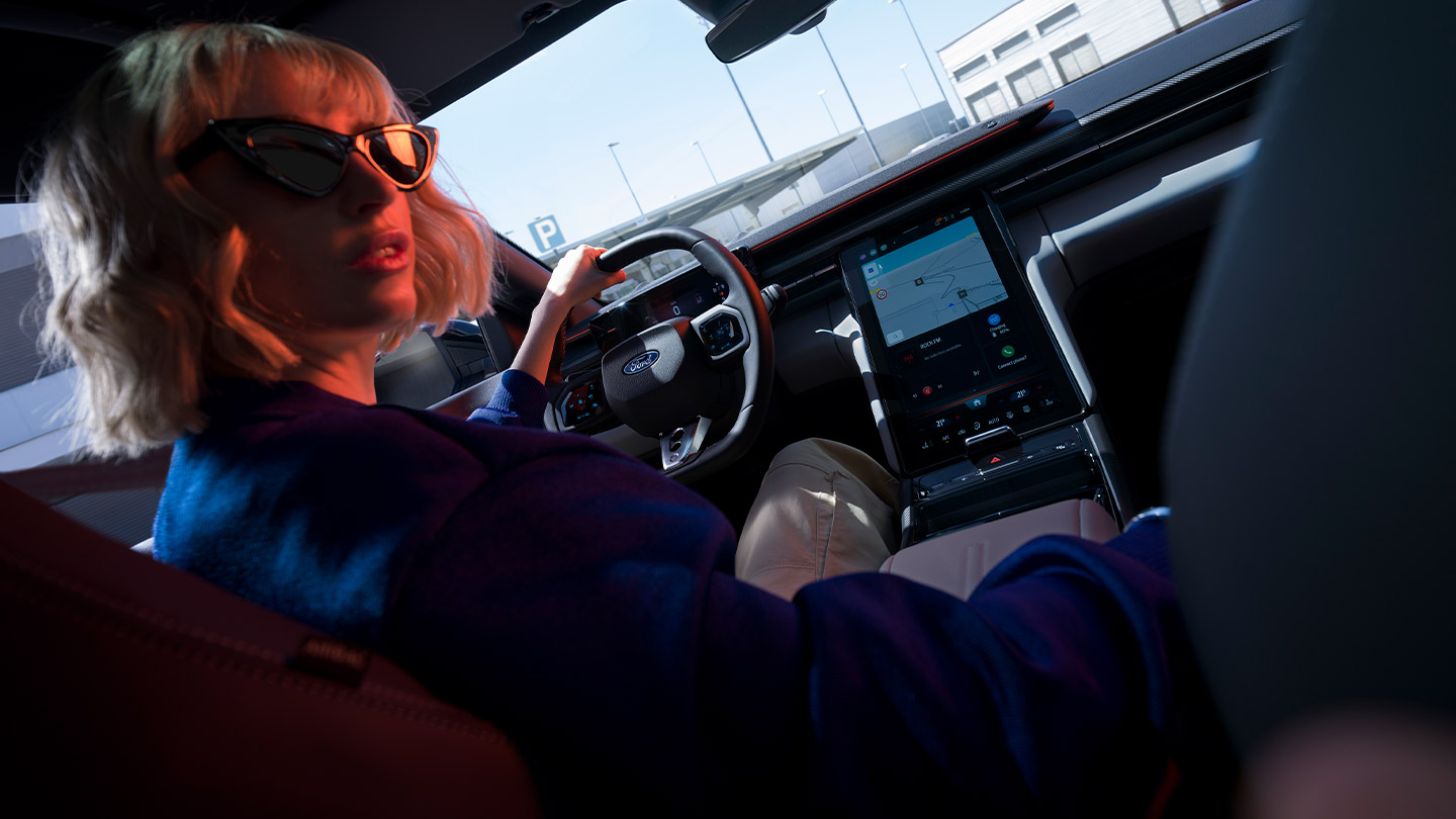 Uusi Ford Capri®, josta näkyy ohjauspyörä, kojelauta ja suuri SYNC(R) Move -kosketusnäyttö.