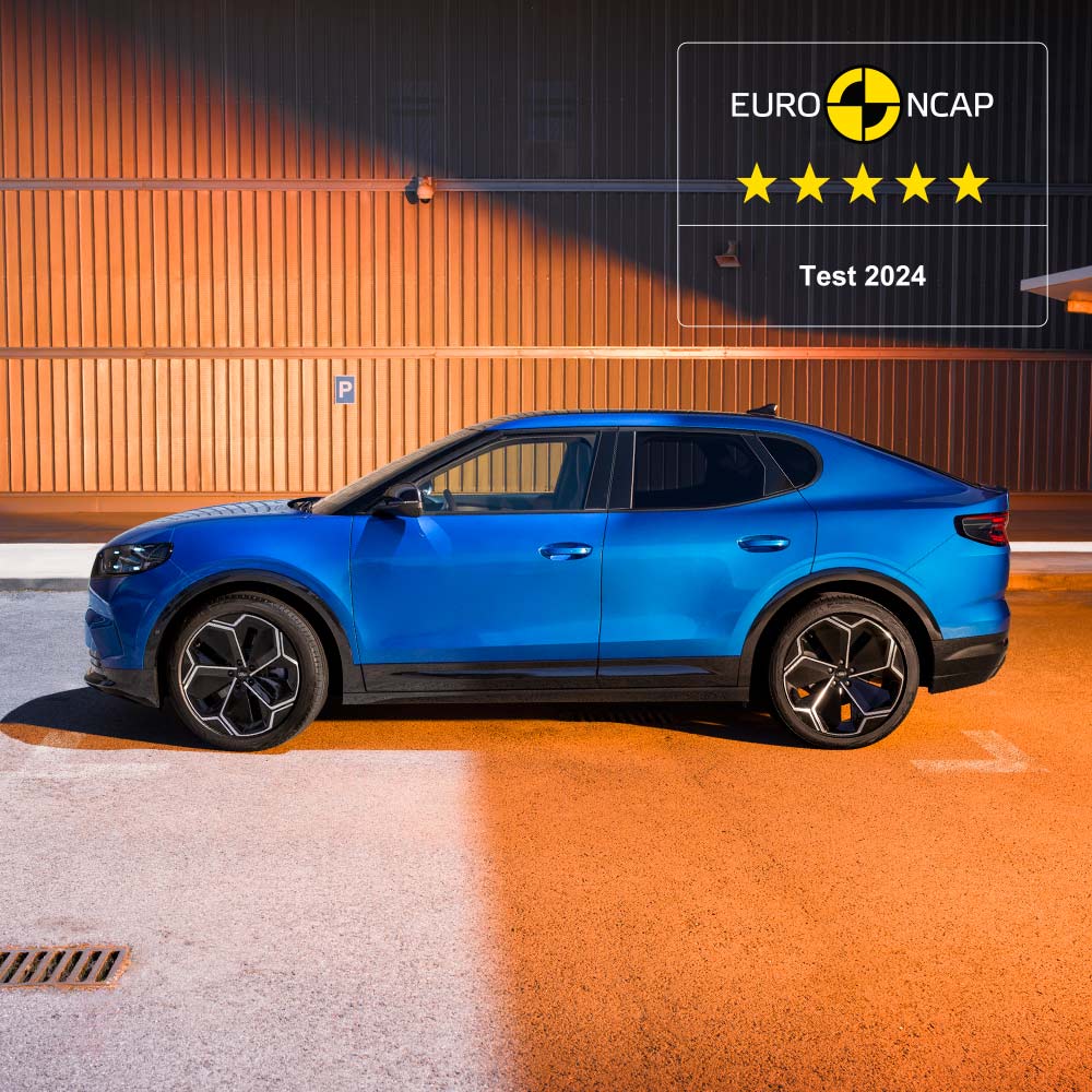 Sininen Ford Capri sivulta kuvattuna. Oikeassa yläkulmassa näkyy 5 tähden 2024 Euro NCAP -turvallisuusluokitus.