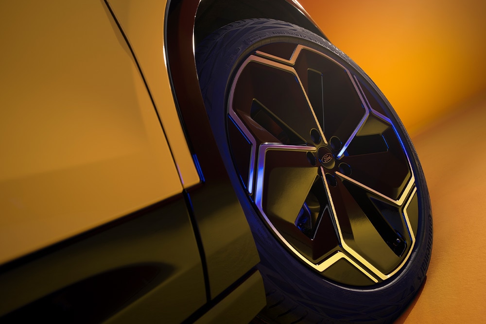 Lähikuva sähköisen Ford Caprin® kevytmetallivanteista.