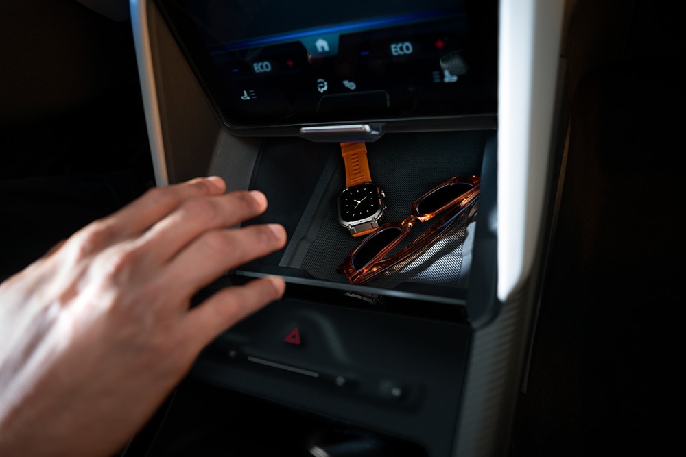 Ford Caprin® My Private Locker, jossa kello ja aurinkolasit.