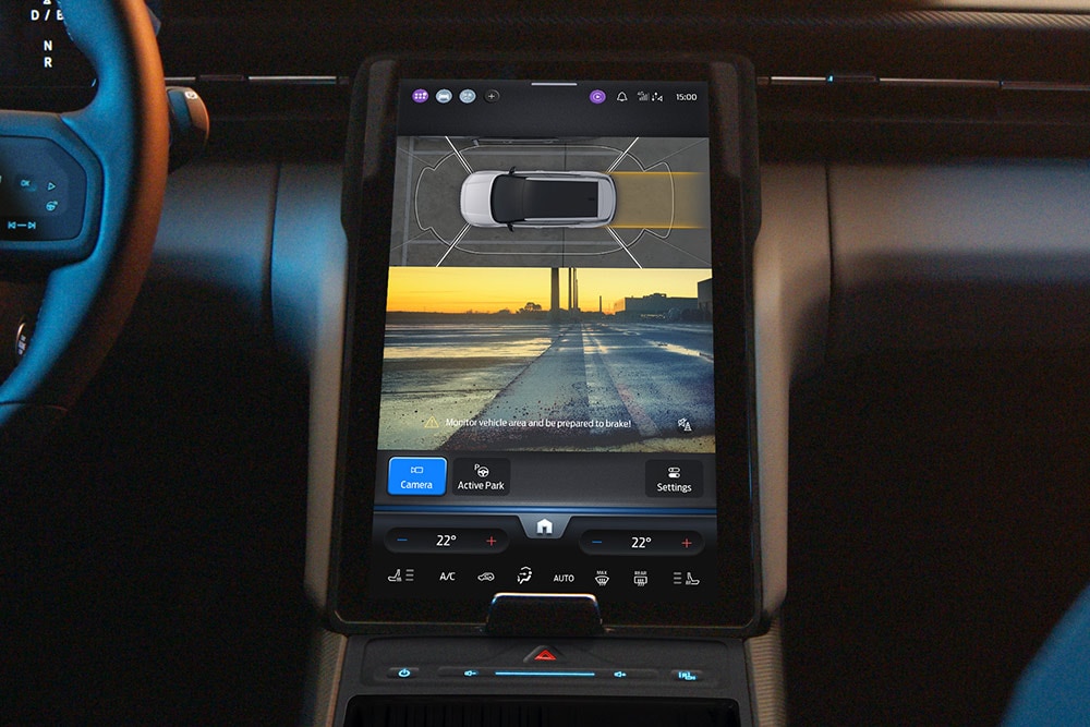 Ford Caprin® -kosketusnäyttö, joka näyttää 360° pysäköintikamerajärjestelmän ja pysäköintiapua koskevat ohjeet.