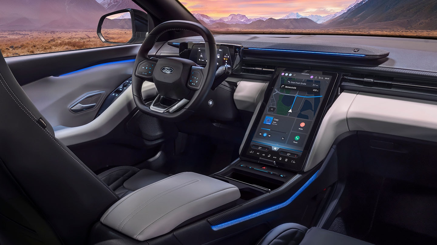 Uuden täyssähköisen Ford Explorerin® sisätilat sinisellä tunnelmavalaistuksella.