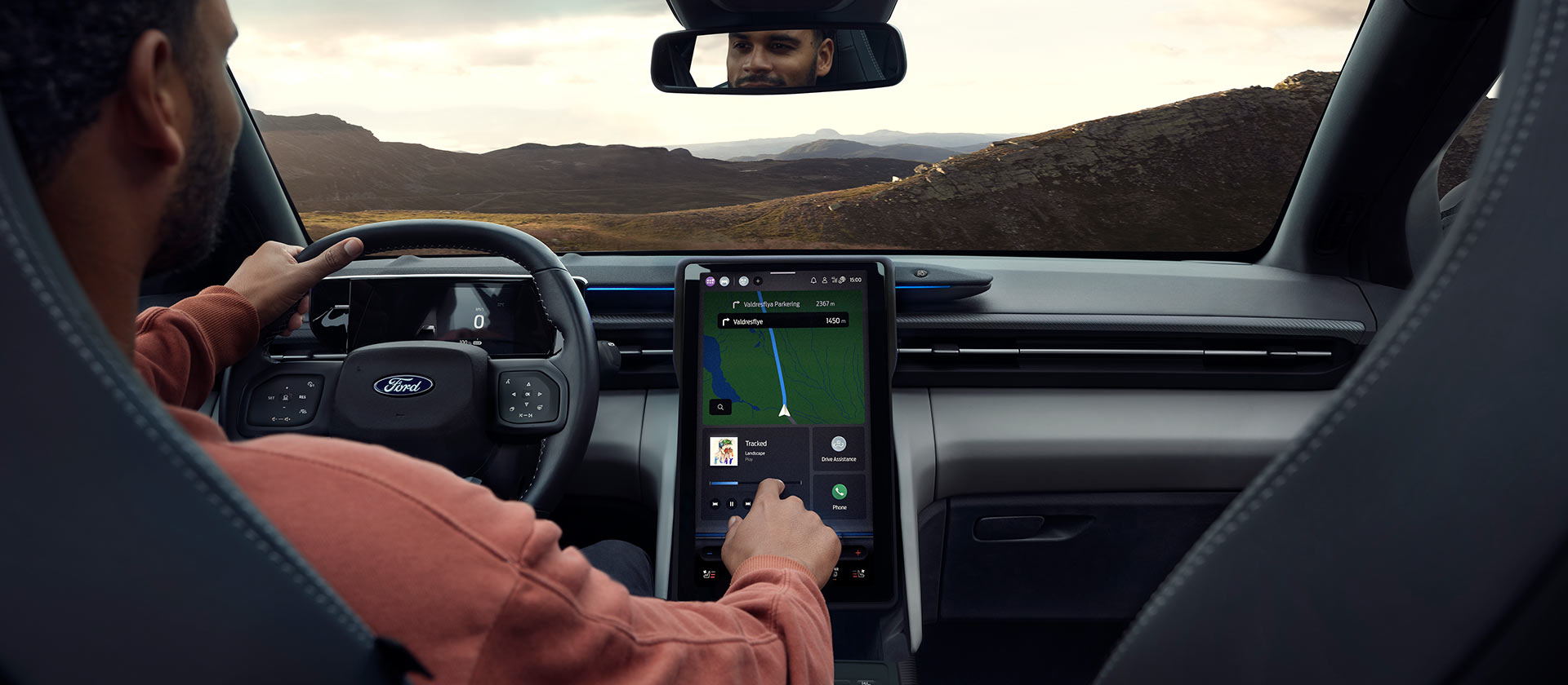 Kuljettaja käyttää Ford Explorerin 14,6 tuuman SYNC® Move -kosketusnäyttöä.