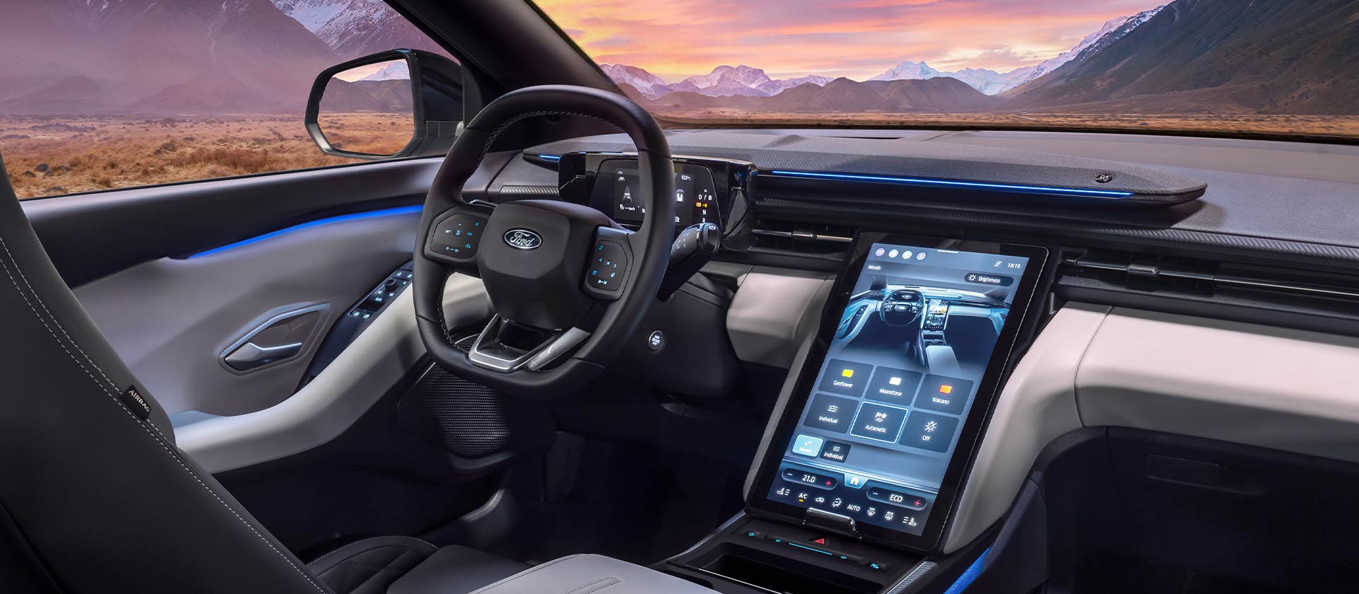 Uuden täyssähköisen Ford Explorerin® sisätilat sinisellä tunnelmavalaistuksella.