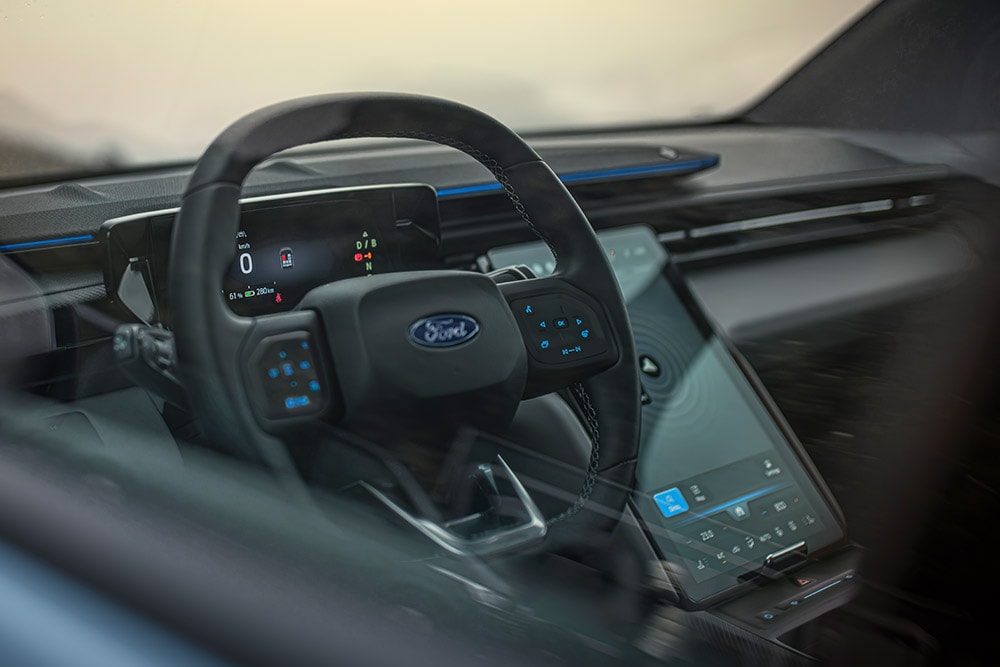 Lähikuvassa Ford Explorerin lämmitettävä ohjauspyörä.