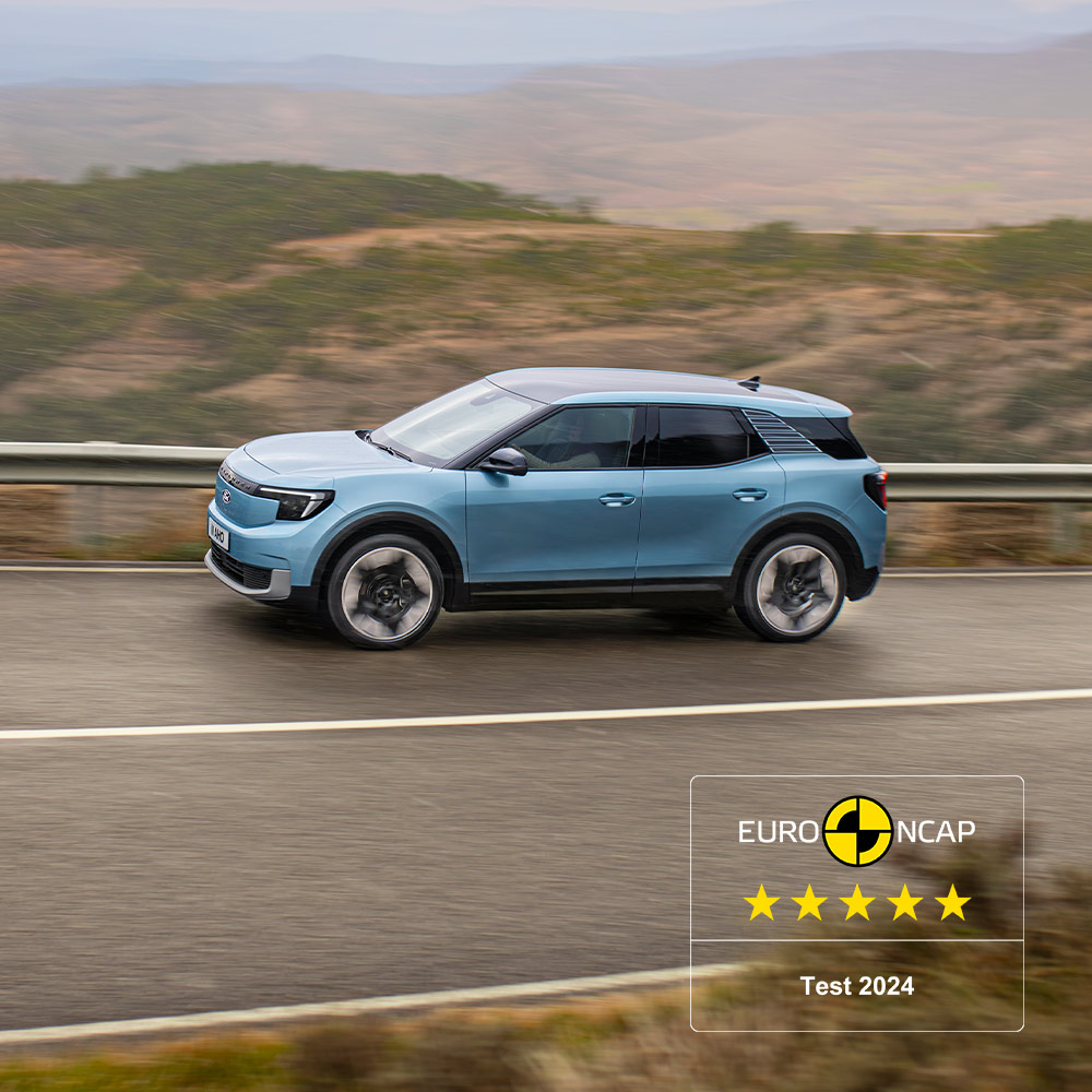 Sininen Ford Explorer ajaa vuoristotietä pitkin, kuvan vasemmassa yläkulmassa on vuoden 2024 viiden tähden Euro NCAP -logo.