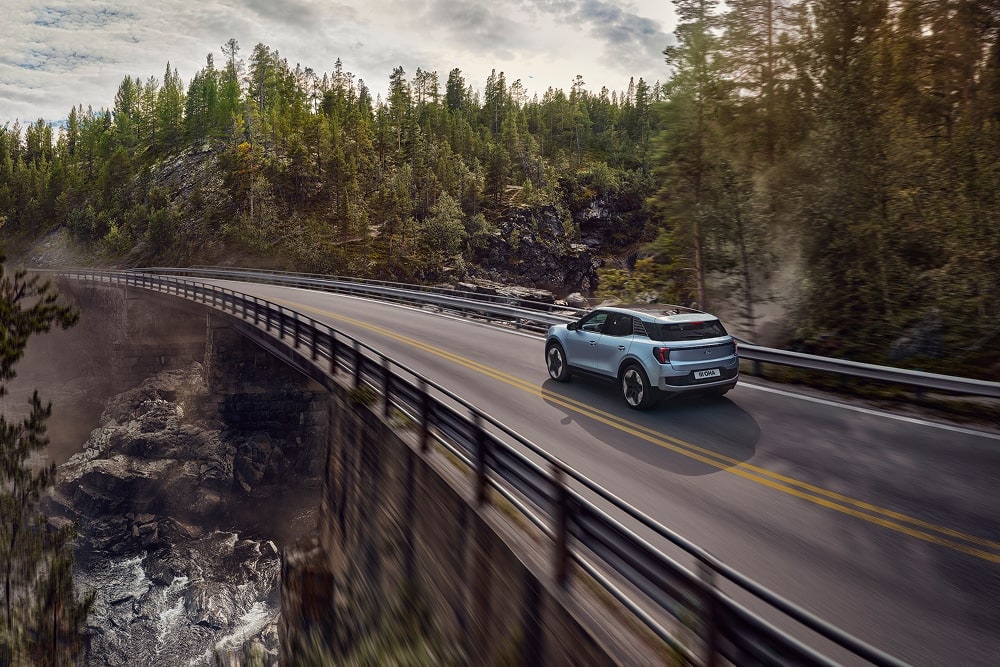 Sininen Ford Explorer -perhekatumaasturi ajamassa vuoristomaisemissa.