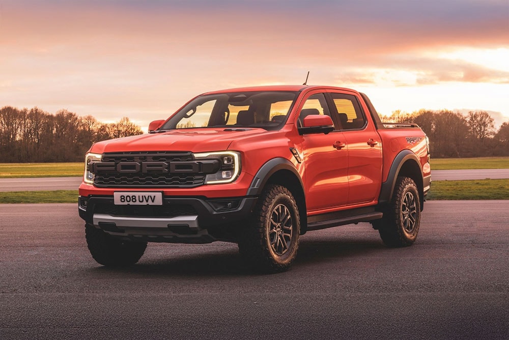 Oranssi Ford Ranger Raptor -lava-auto pysäköitynä näyttävässä maisemassa.