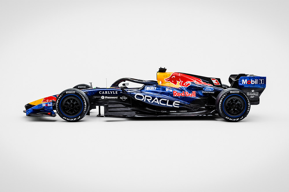 Tyylikäs Red Bull Ford Formula 1 -kilpa-auto sekä Ford- ja Red Bull-sponsorilogot puhdasta valkoista taustaa vasten.