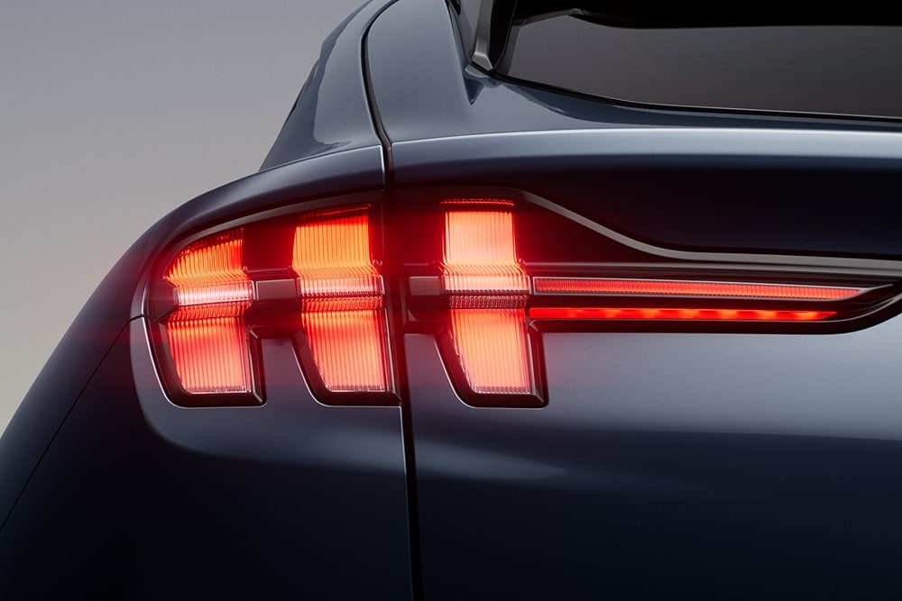 Lähikuva Ford Mustang Mach-E -urheiluauton palavista kolmoistakavaloista.