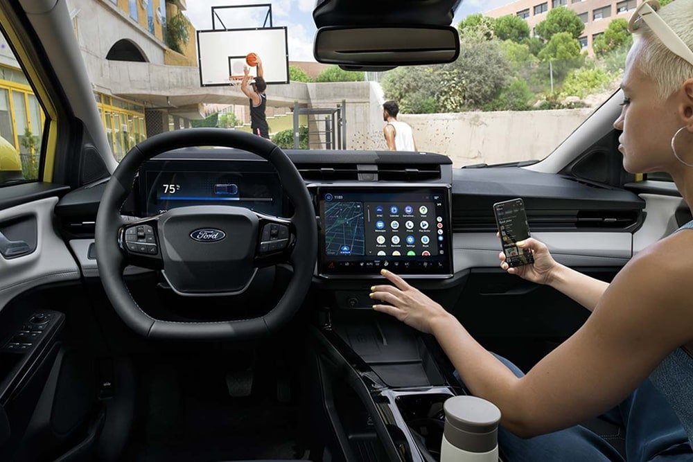 Pienen Ford Puma Gen-E -auton sisätilat, joissa näkyy kosketusnäytön säätimet.