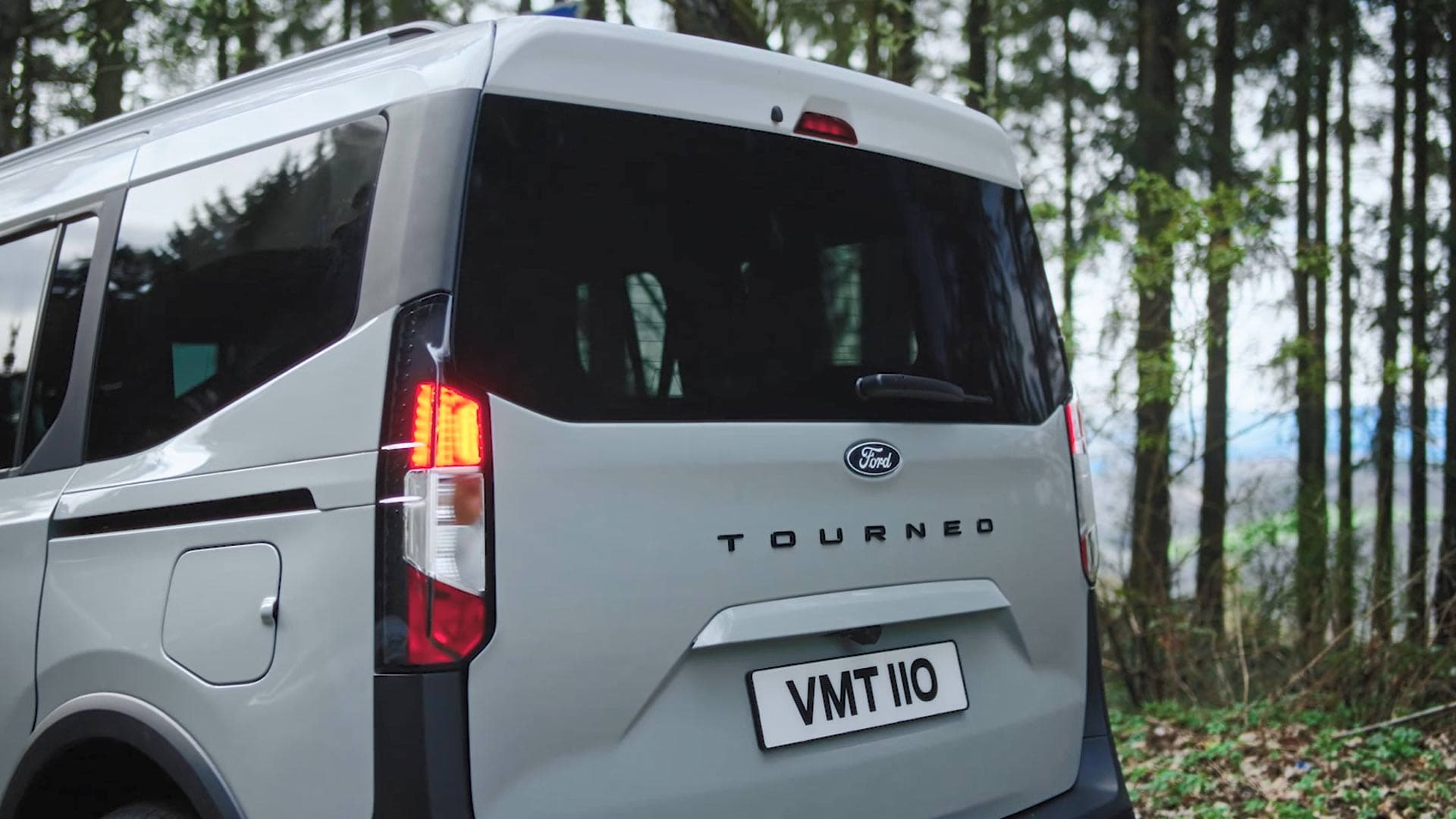 Ford E-Tourneo Courier Active-malli takaa