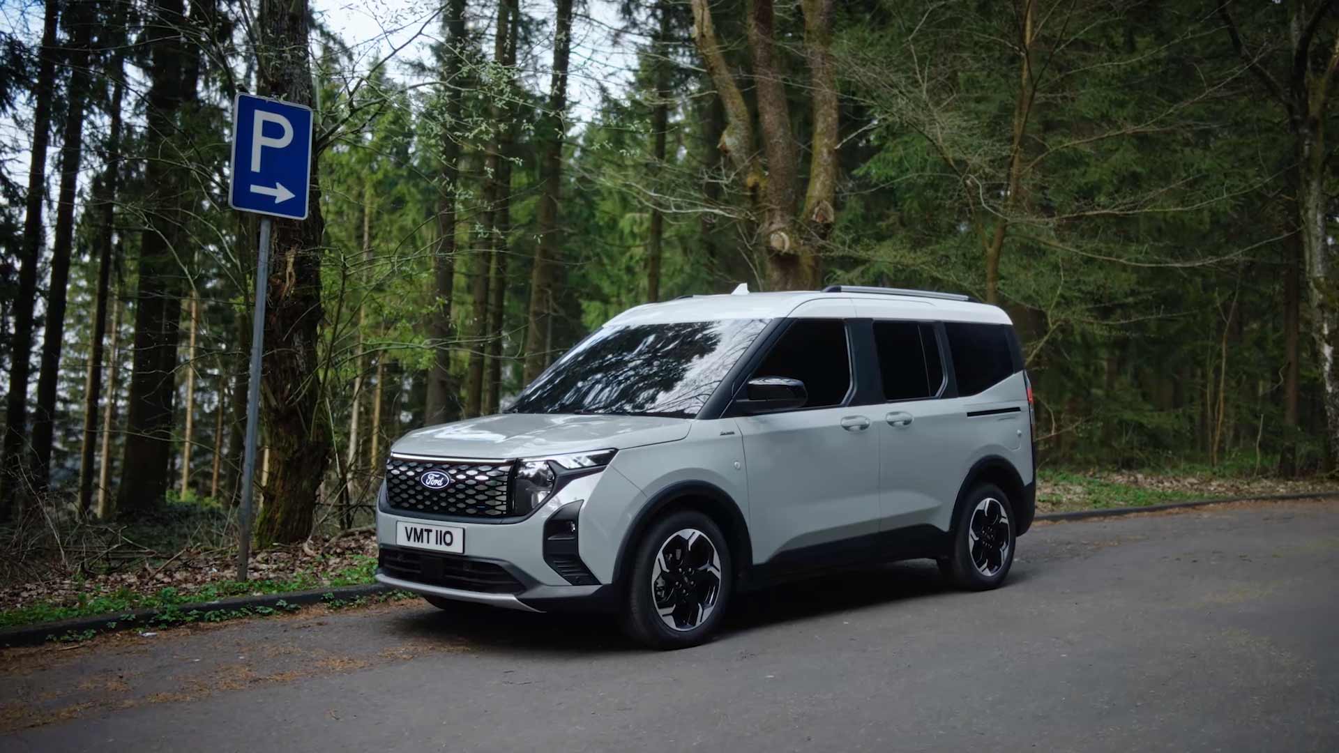 Ford E-Tourneo Courier Active-malli metsässä