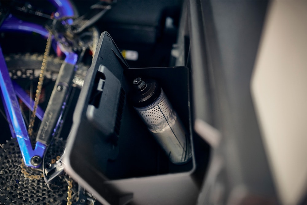 Ford E-tourneo Courier Active-mallin tavaratila ja polkupyörä