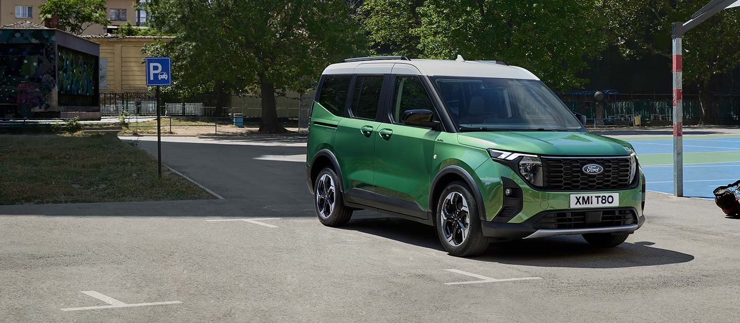 Maisemakuva Ford Tourneo Courierista pysäköintialueella