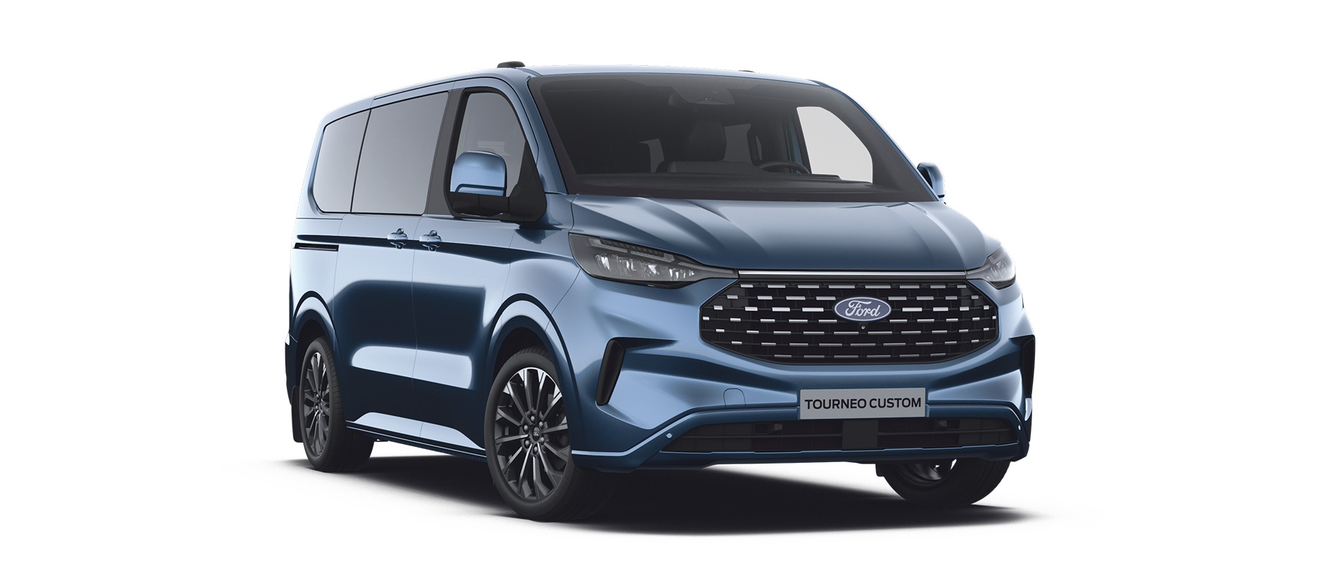 3/4 sinisen Ford Tourneo Titanium X:n etuosasta valkoisella taustalla. 