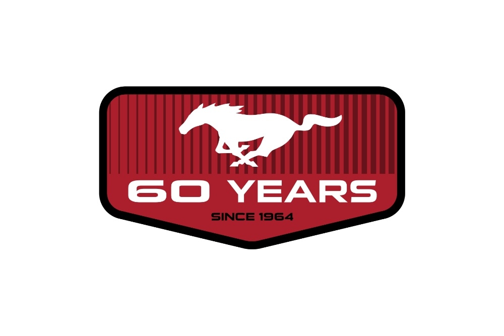  Punainen Ford Mustang 60 vuotta -tunnus, jossa valkoinen hevonen ja teksti "Since 1964".