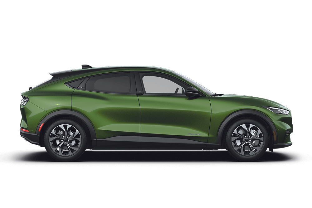 Ford Mustang Mach-E kuvattuna sivuprofiilista.