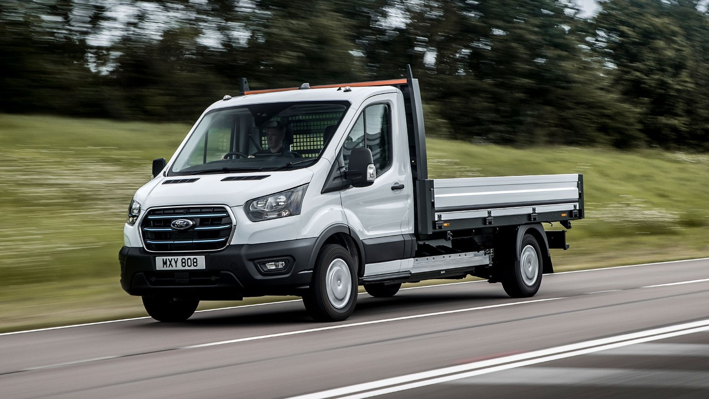 Ford E-Transit pysäköitynä