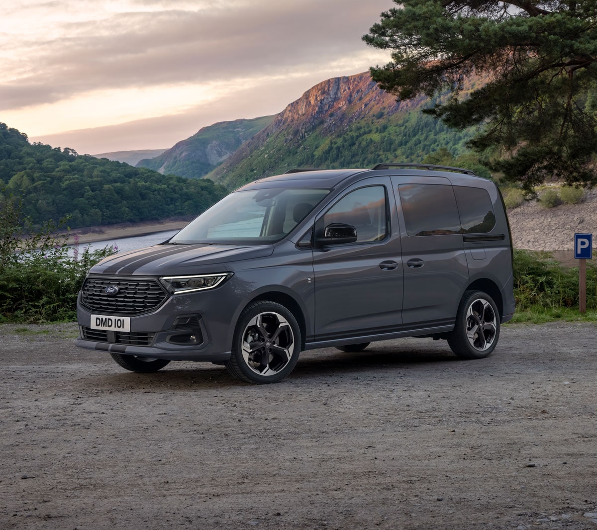 Täysin uusi Ford Tourneo Connect: 5- tai 7-paikkainen tila-auto