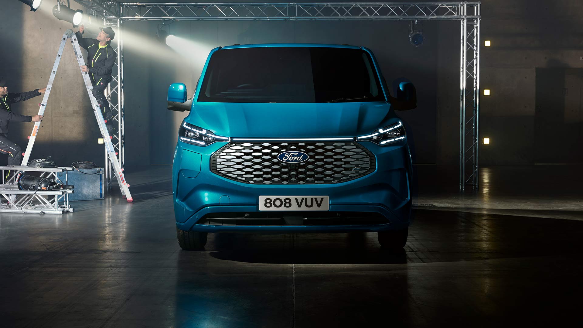 Sininen täyssähköinen Ford E-Transit Custom -pakettiauto edestä kuvattuna.